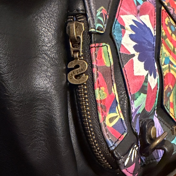 Desigual Black Bag with Vibrant Multicolor Design - Picture 4 of 7